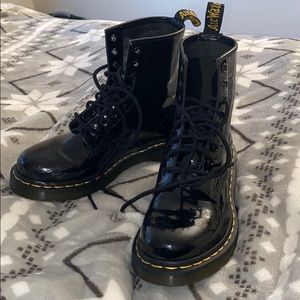 Dr marten size 6 shiny boots!! Great condition